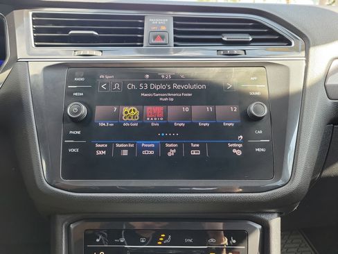 Used 2022 Volkswagen Tiguan SE image 32