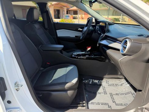 Used 2025 Chevrolet Trax LT w/ LPO, Blackout Package FWD image 15