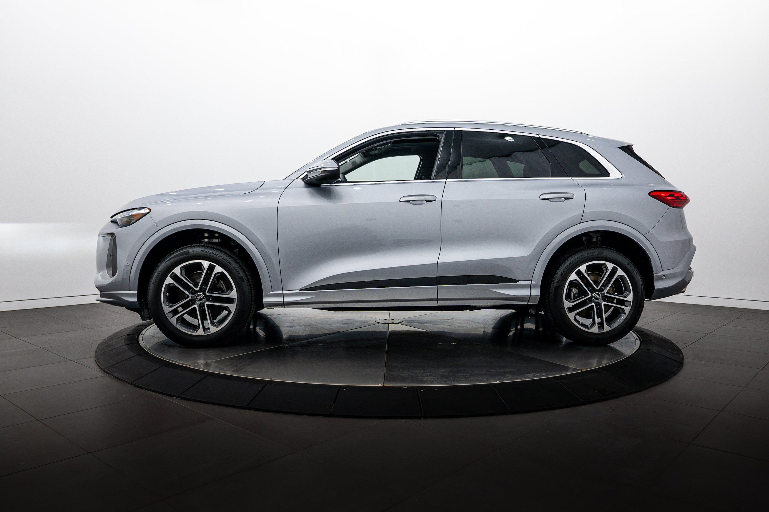 Used 2025 Audi Q5 Premium Plus w/ Premium Plus AWD/4WD image 7