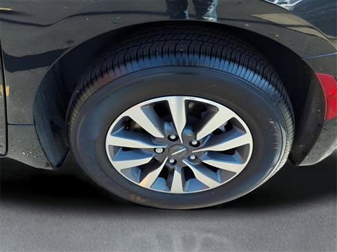 Certified 2023 Chrysler Pacifica Limited image 7