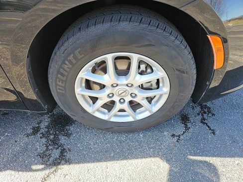 Used 2023 Chrysler Pacifica Touring-L image 10