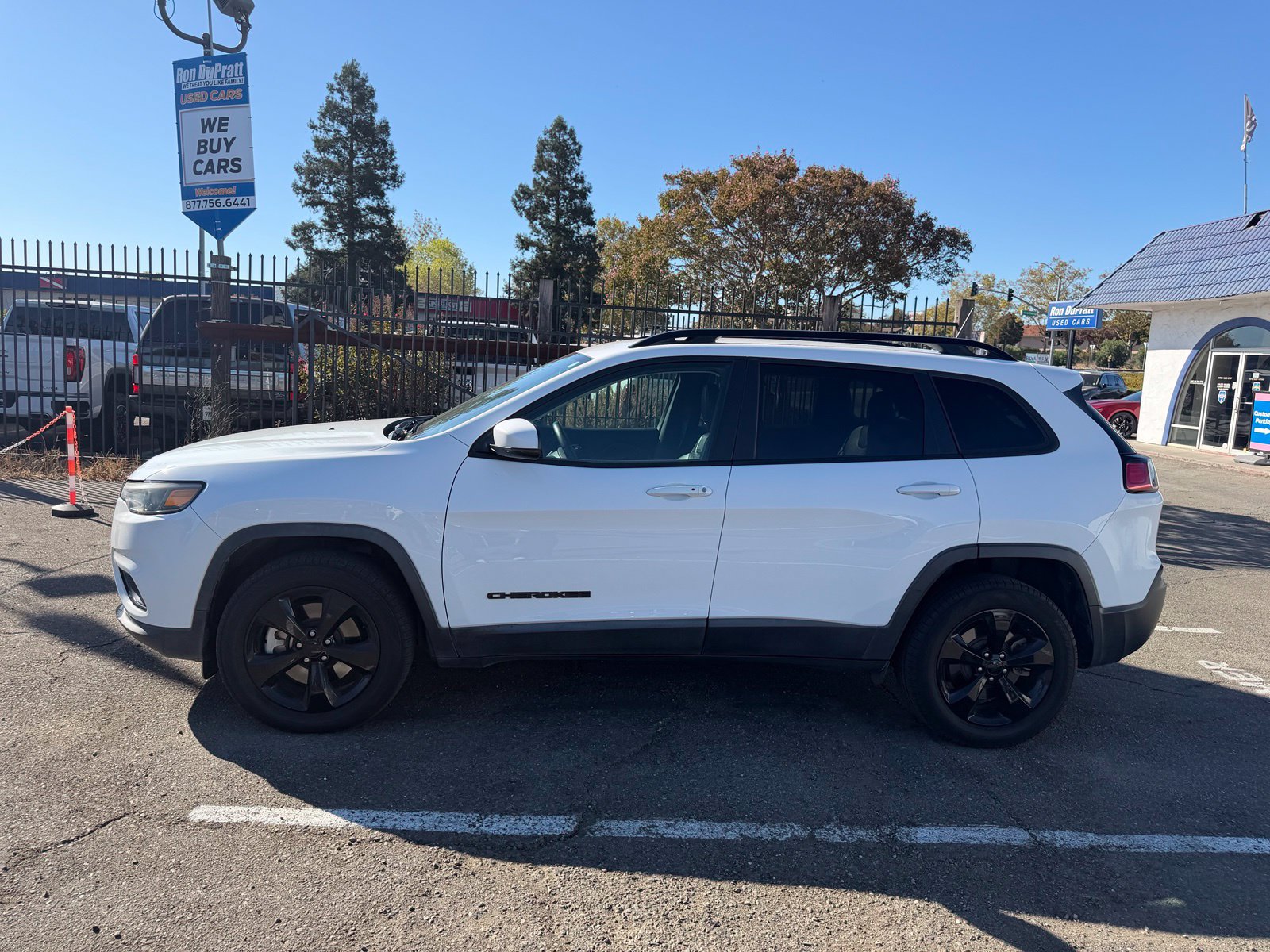 Used 2019 Jeep Cherokee Latitude Plus AWD/4WD image 2