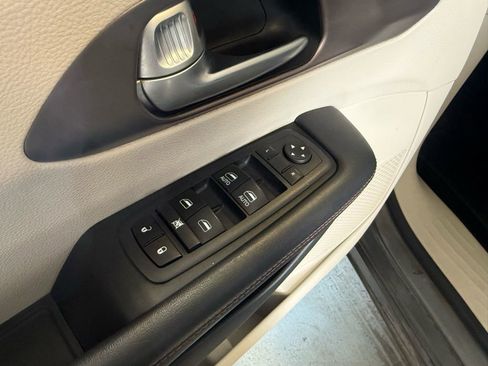 Used 2018 Chrysler Pacifica Touring Plus image 41