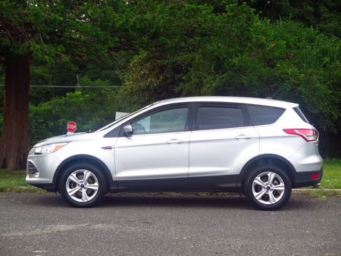 Used 2016 Ford Escape SE FWD image 2