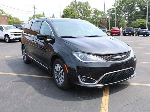 Used 2020 Chrysler Pacifica Touring-L Plus FWD image 6