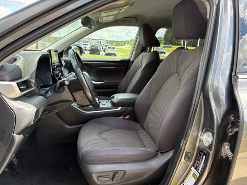 Used 2022 Toyota Highlander LE FWD image 25