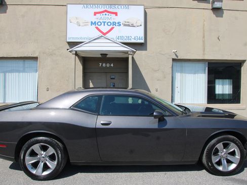 Used 2018 Dodge Challenger SXT RWD image 4