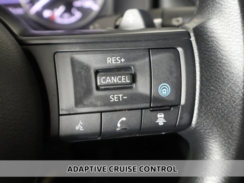 Used 2024 Nissan Rogue SV image 3