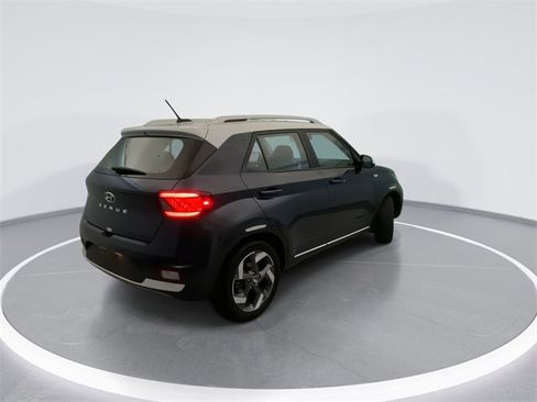 Used 2024 Hyundai Venue Limited image 4