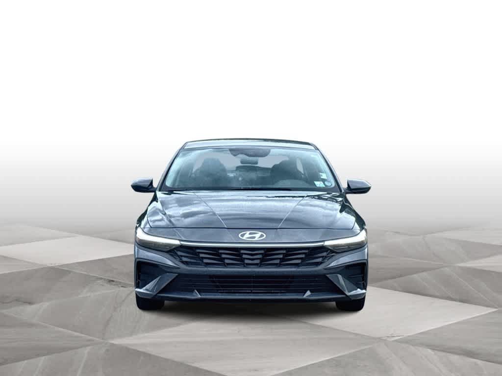 Used 2025 Hyundai Elantra SE FWD image 3