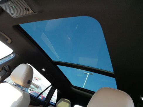 Certified 2025 Volkswagen Atlas Cross Sport SE w/ Panoramic Sunroof Package image 33