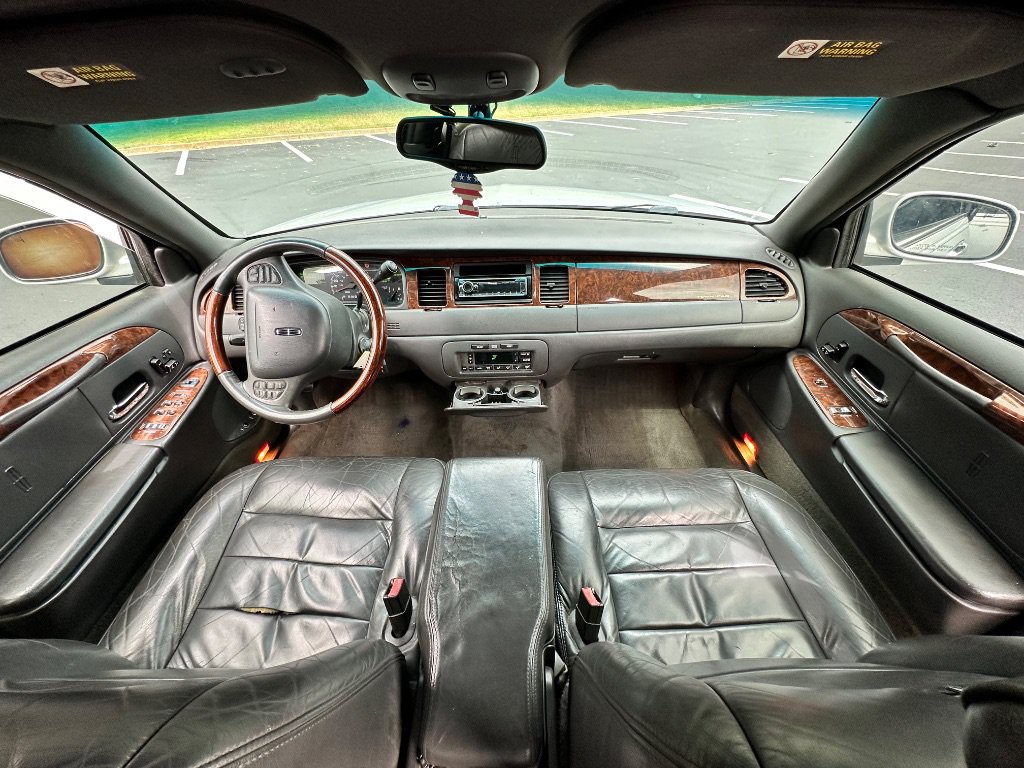 Used 2002 Lincoln Town Car Signature RWD image 18