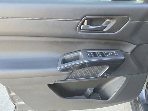 Used 2023 Nissan Pathfinder S image 33