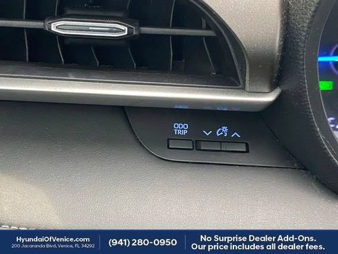 Used 2020 Toyota Highlander LE FWD image 16
