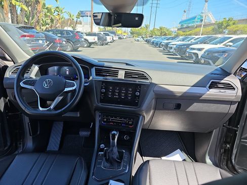 Used 2023 Volkswagen Tiguan SE FWD image 12
