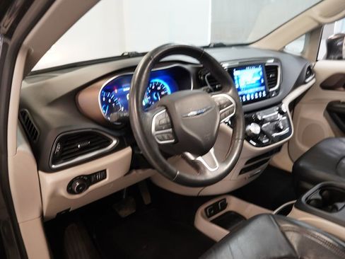 Used 2017 Chrysler Pacifica Touring-L Plus image 6