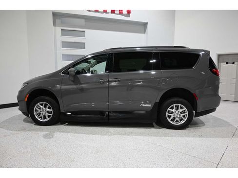 Used 2022 Chrysler Pacifica Touring-L FWD image 9
