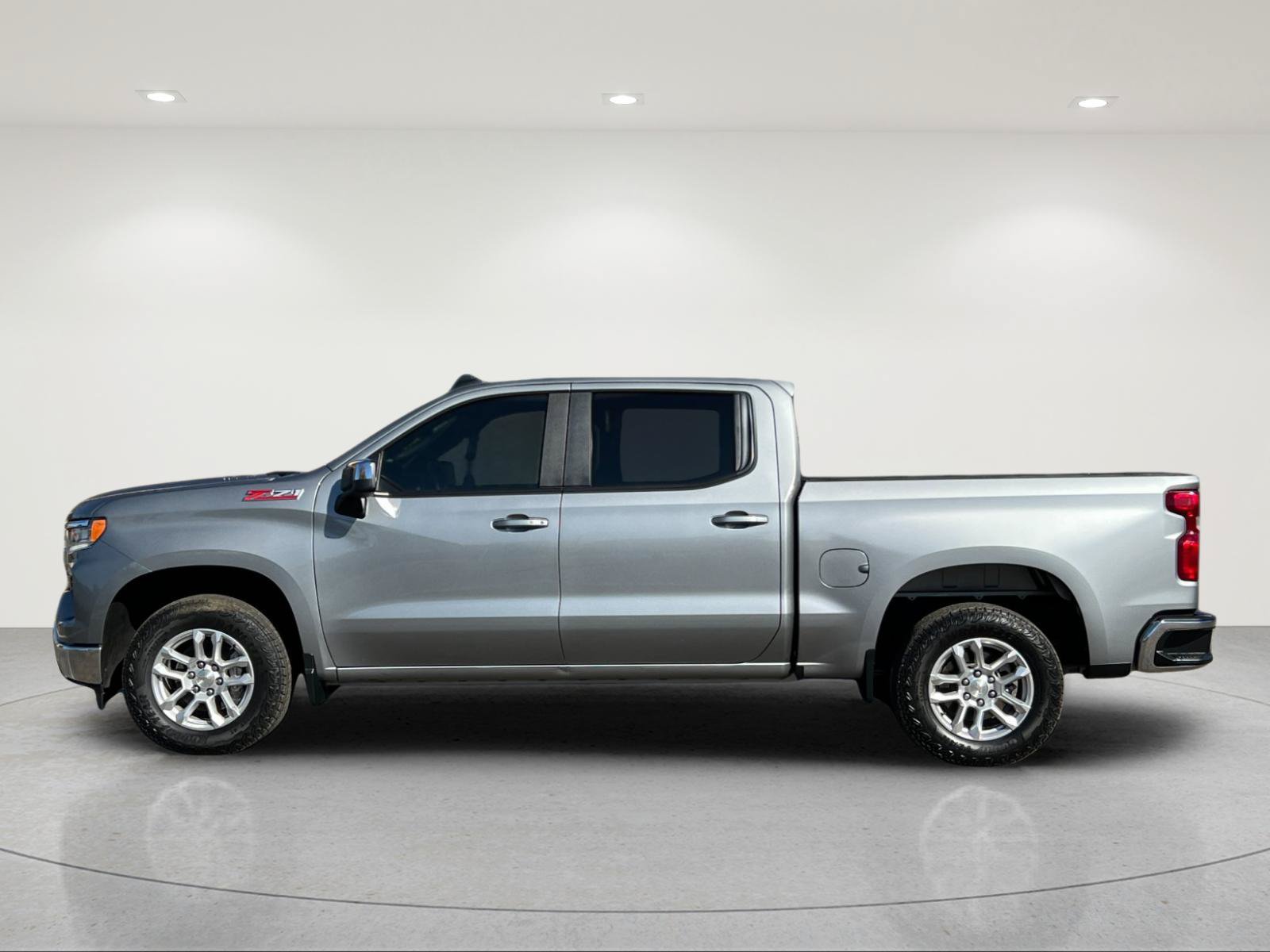 Used 2023 Chevrolet Silverado 1500 LT w/ Z71 Off-Road Package AWD/4WD image 2