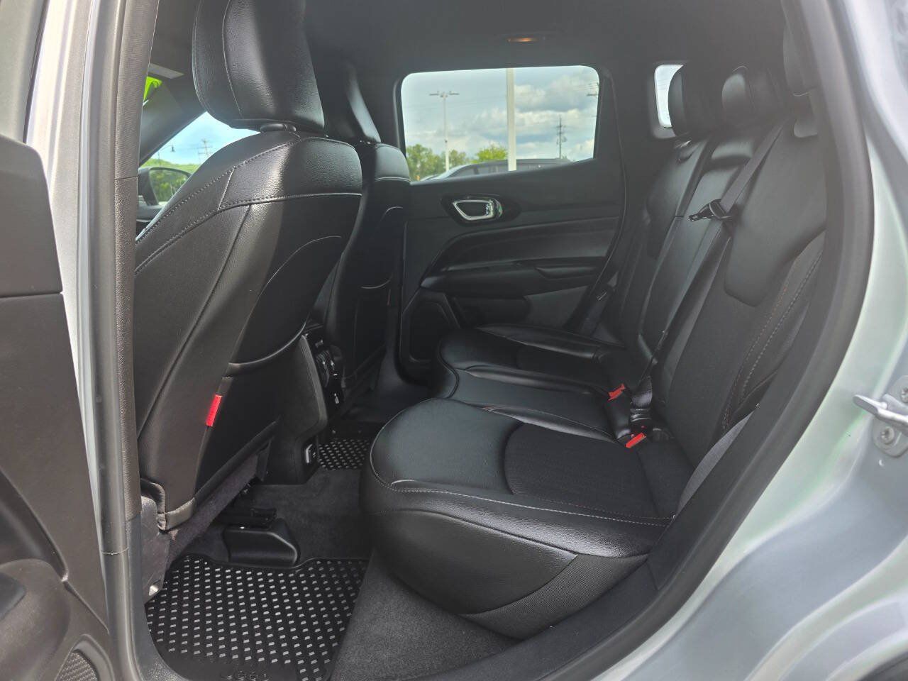 Used 2025 Jeep Compass Trailhawk w/ Trailhawk Convenience Group AWD/4WD image 15