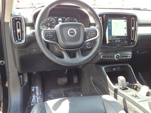 Used 2019 Volvo XC40 T4 Momentum FWD image 11