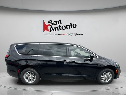 New 2026 Chrysler Pacifica Select FWD image 25