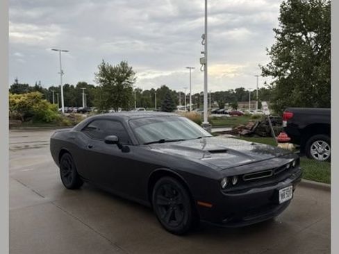 Used 2019 Dodge Challenger SXT RWD image 1