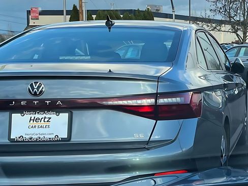 Used 2025 Volkswagen Jetta SE image 15