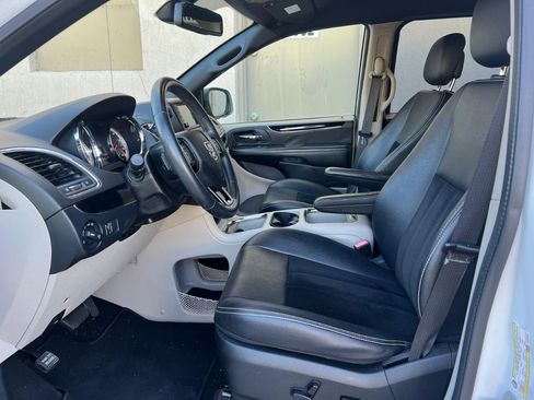 Used 2018 Dodge Grand Caravan SXT image 19