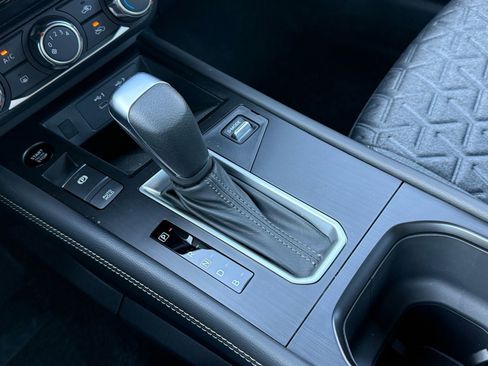 Used 2025 Nissan Kicks SV image 21