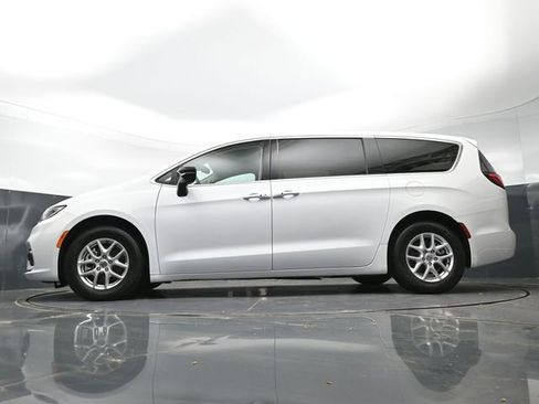 Used 2024 Chrysler Pacifica Touring-L image 41