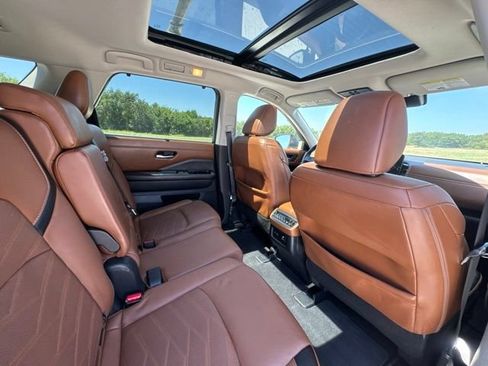 Used 2023 Nissan Pathfinder Platinum w/ Cargo Package FWD image 10