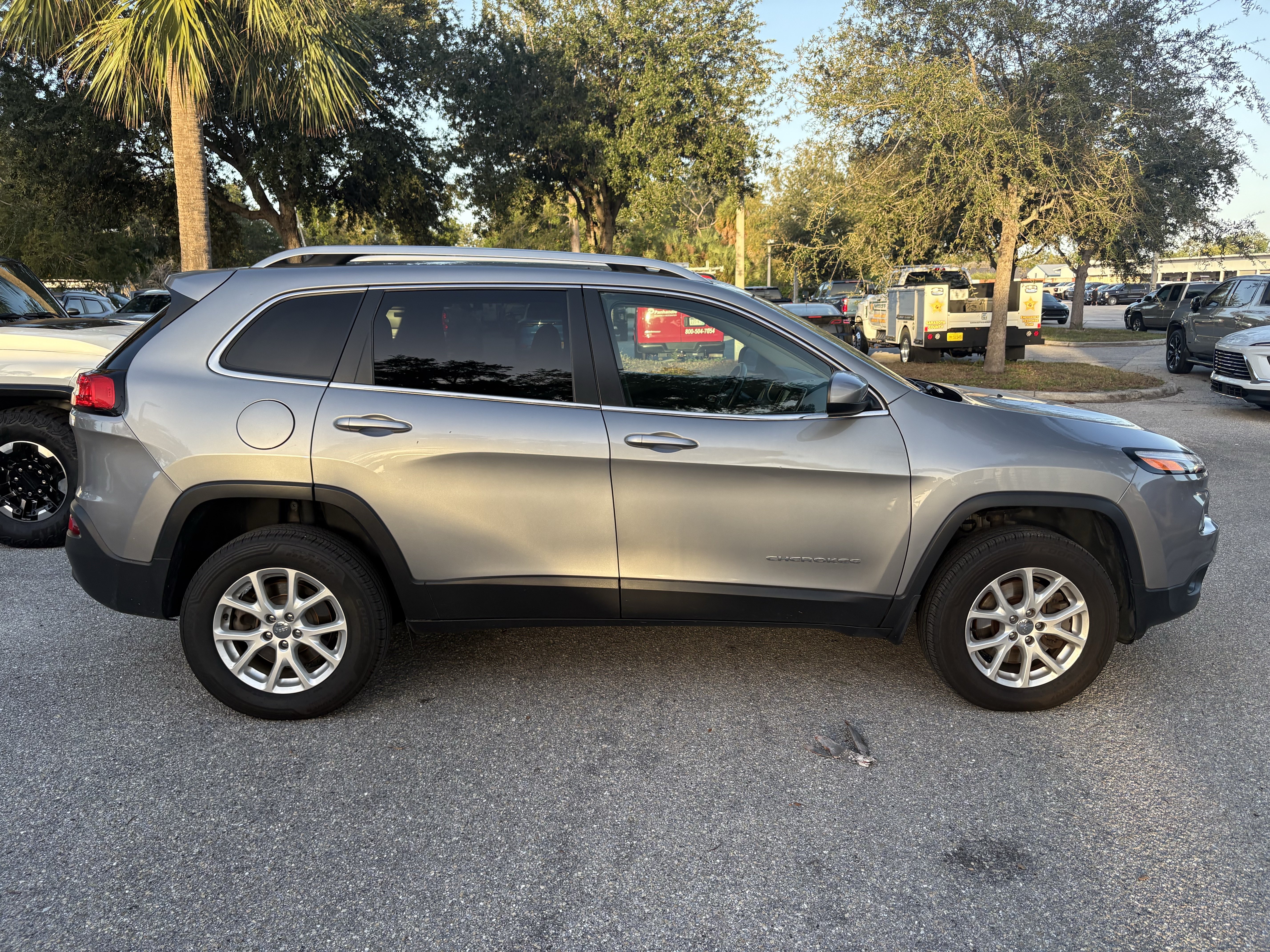 Used 2016 Jeep Cherokee Latitude w/ Comfort & Sound Group AWD/4WD image 8