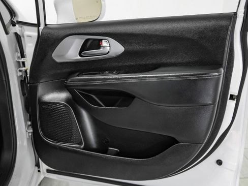 Used 2019 Chrysler Pacifica Limited w/ Advanced Safetytec Group image 43