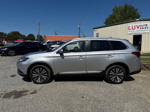 Used 2020 Mitsubishi Outlander FWD image 2