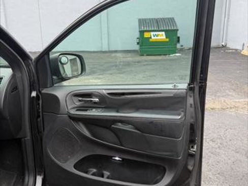 Used 2018 Dodge Grand Caravan SE image 16