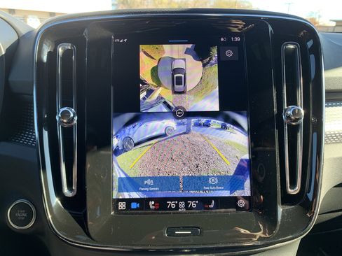 Used 2025 Volvo XC40 B5 Plus image 25