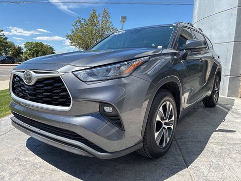 Used 2020 Toyota Highlander XLE FWD image 3