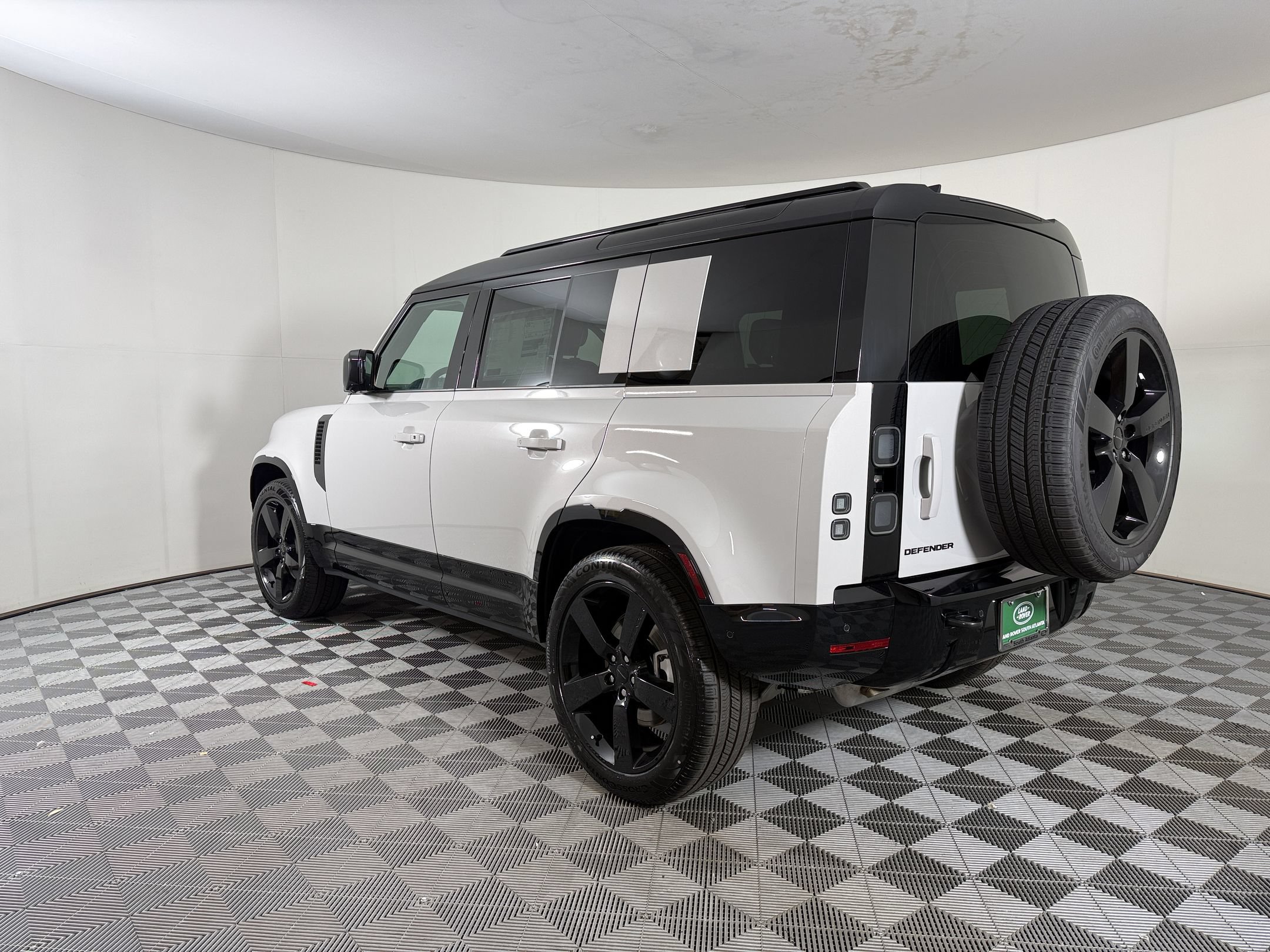 New 2026 Land Rover Defender 110 X-Dynamic SE AWD/4WD image 3