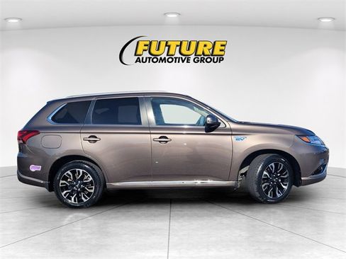 Used 2018 Mitsubishi Outlander SEL image 3