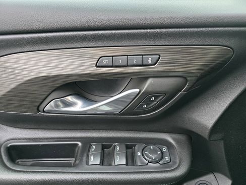 Used 2023 GMC Terrain SLT image 18