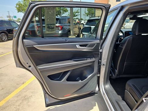 Used 2025 Volkswagen Atlas Cross Sport SE FWD image 27