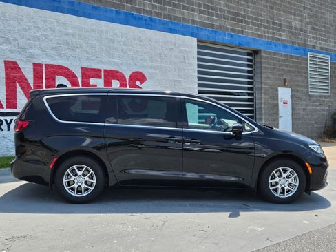 New 2026 Chrysler Pacifica Select image 8