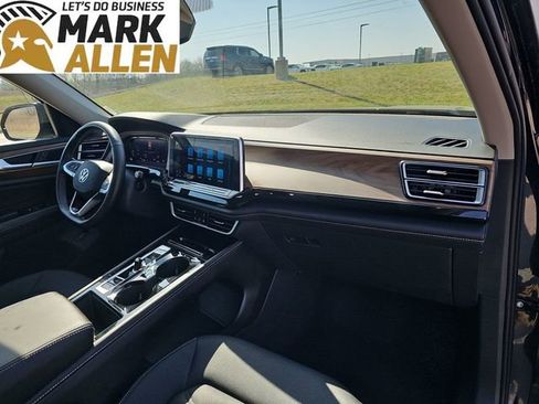 Used 2025 Volkswagen Atlas SE image 28