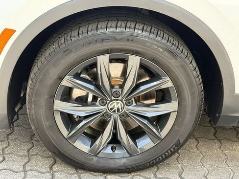 Certified 2024 Volkswagen Tiguan SE FWD image 11