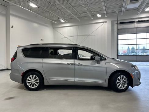 Used 2017 Chrysler Pacifica Touring-L image 5