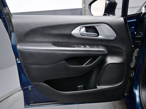 Used 2024 Chrysler Pacifica Touring FWD image 12