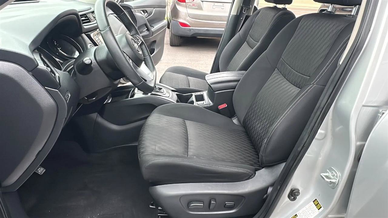 Used 2017 Nissan Rogue SV w/ SV Premium Package AWD/4WD image 26