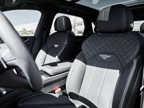 Used 2025 Bentley Bentayga AWD/4WD image 45