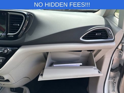 Used 2023 Chrysler Pacifica Touring-L FWD image 17