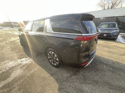 Used 2024 Kia Carnival EX image 6